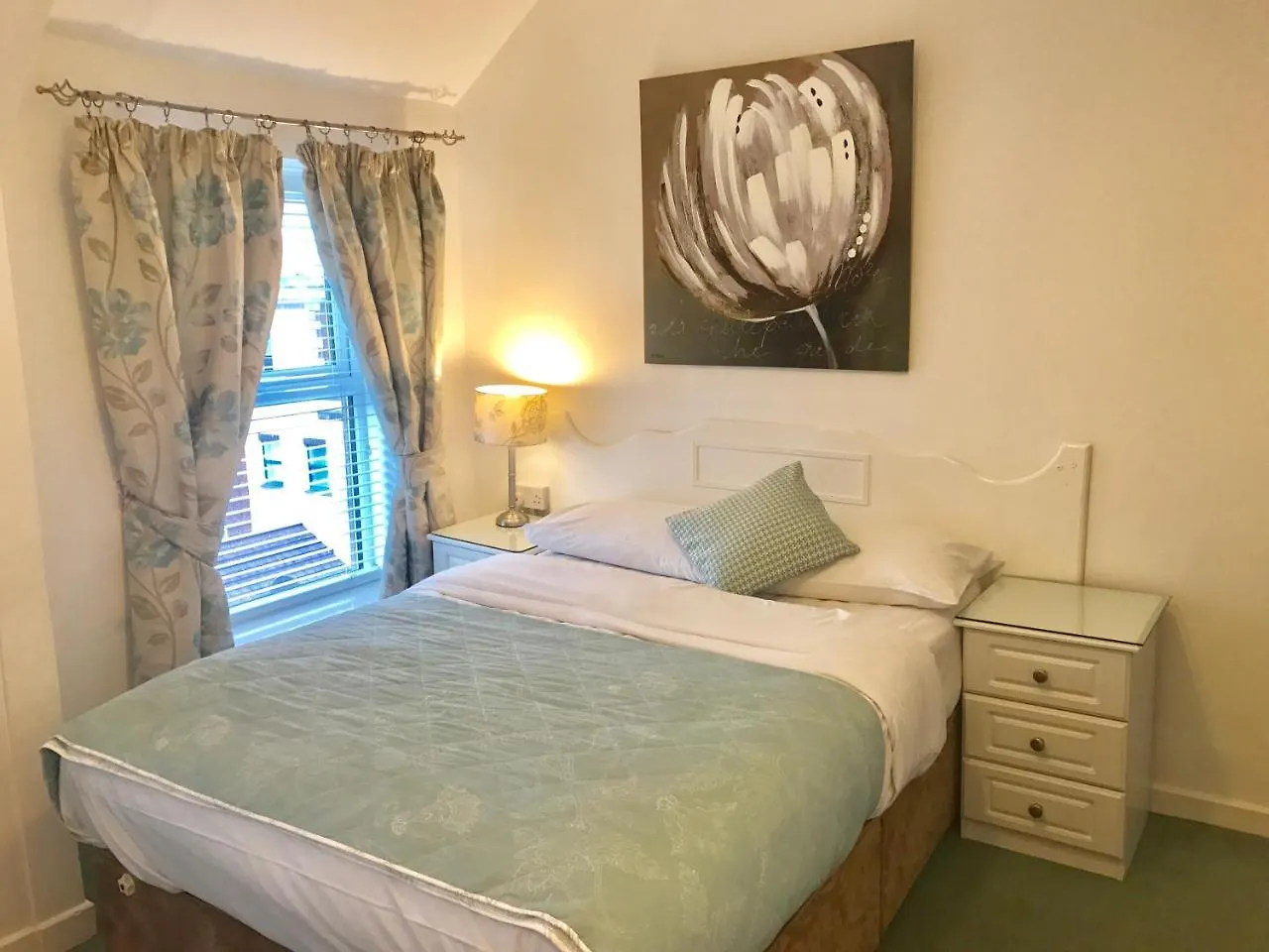 **  Dergvale Hotel Dublin Ireland